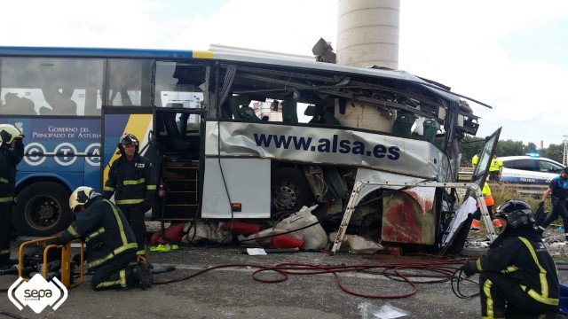 accidente-aviles-autobus-choca-contra-pilar