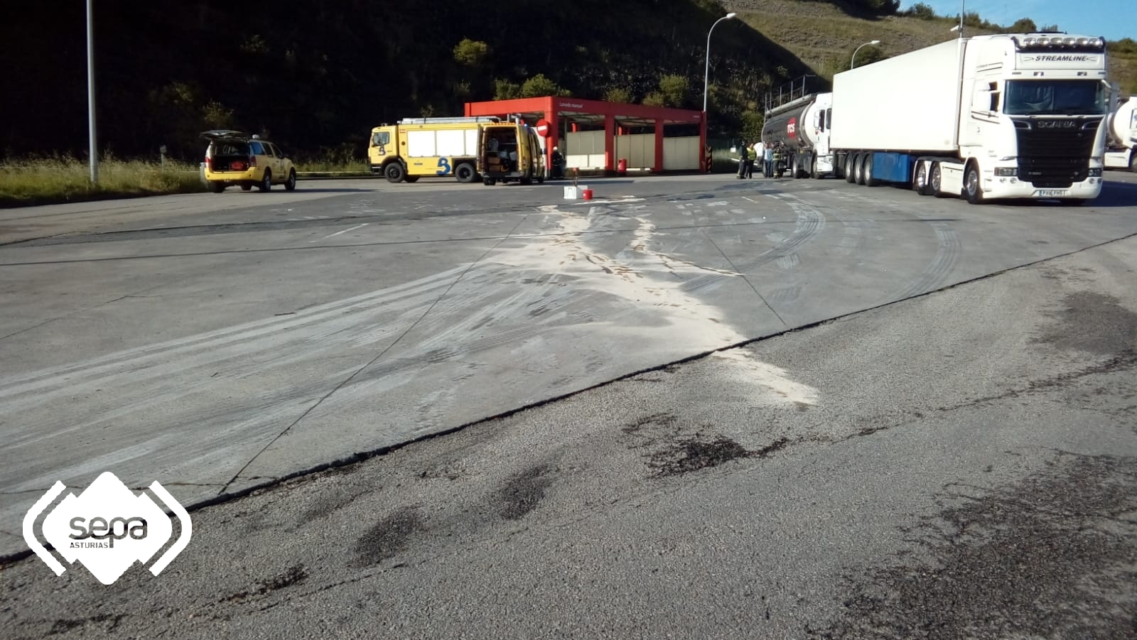 Un camión cisterna que transporta ácido sulfúrico causa terror en la A-8 tras una fuga 1