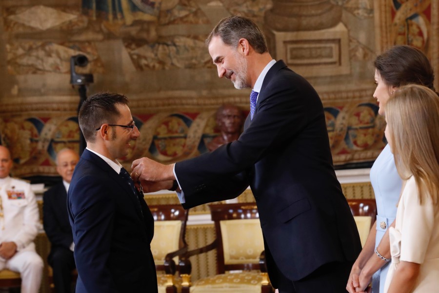 Condecoran con la Orden del Mérito Civil a Elías Suárez, miembro de la Patrulla Oso del Cantábrico Occidental de la Fundación Oso Pardo 1