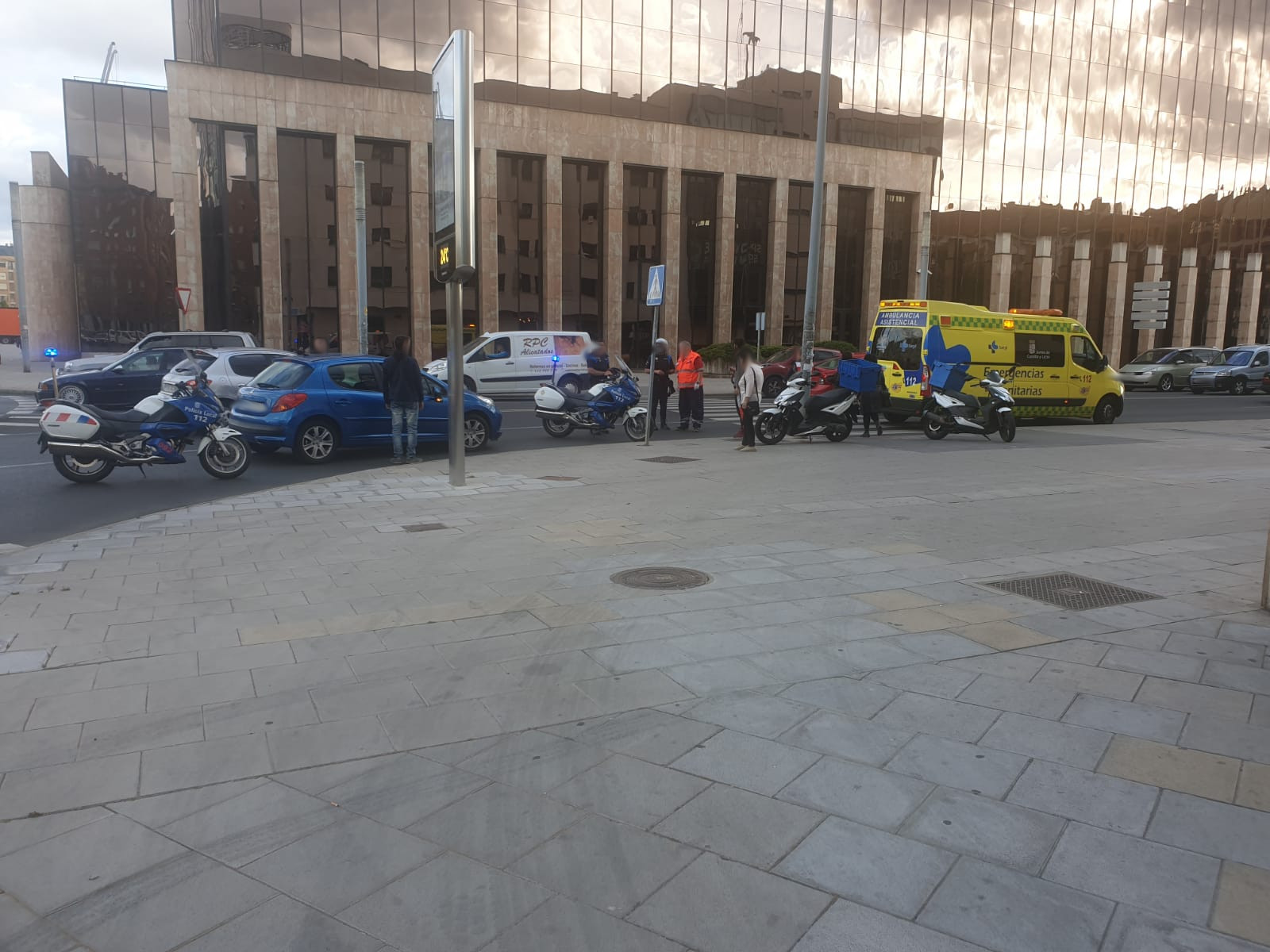 Un repartidor de comida herido al colisionar contra una señal en la rotonda de la Junta en León 1