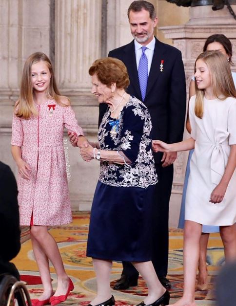 El gran gesto de la Princesa Leonor y la Infanta Sofía con una anciana 1