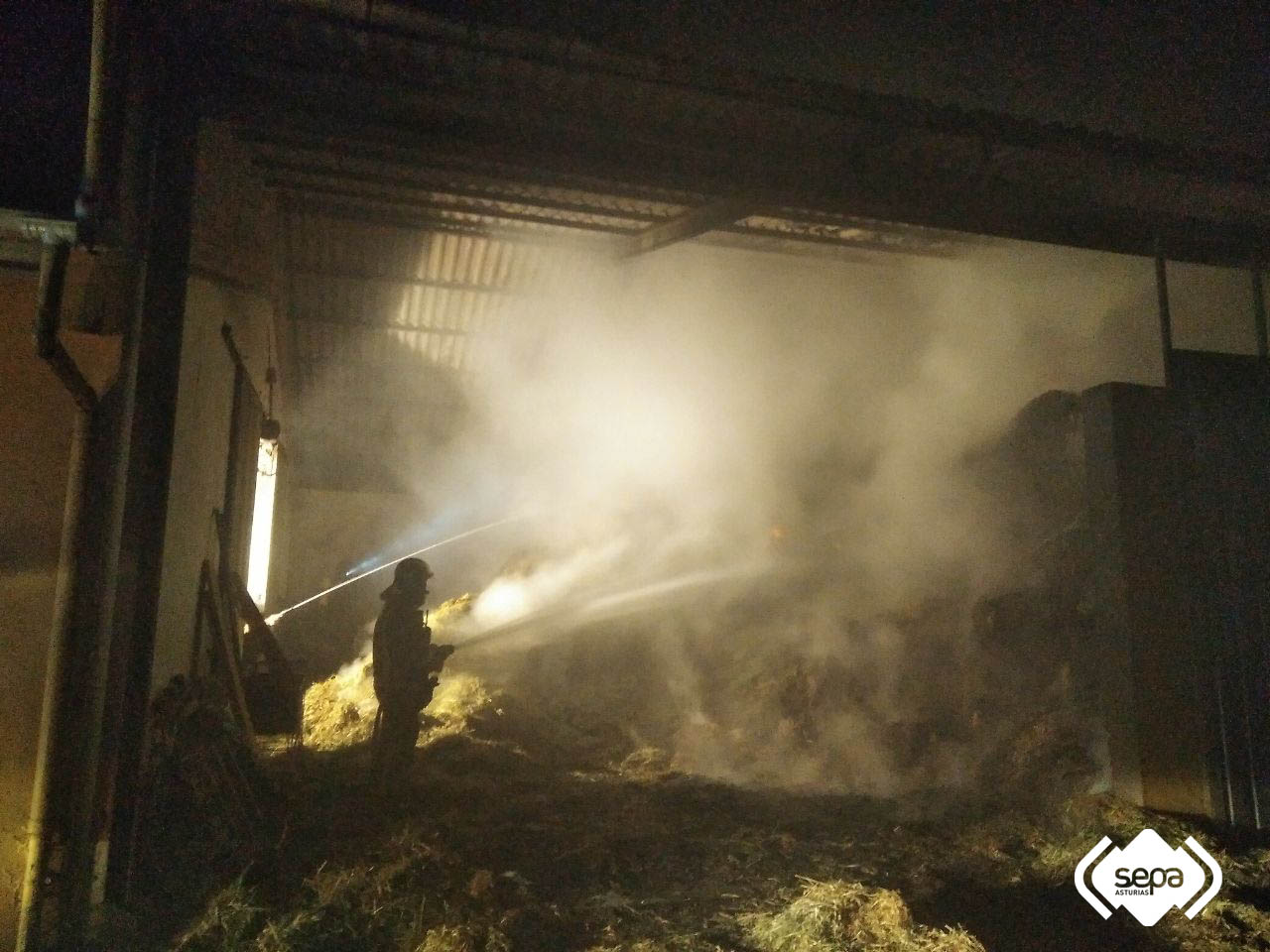 Extinguido un incendio declarado en una nave agrícola que almacenaba gran cantidad de hierba seca en La Follaca 1