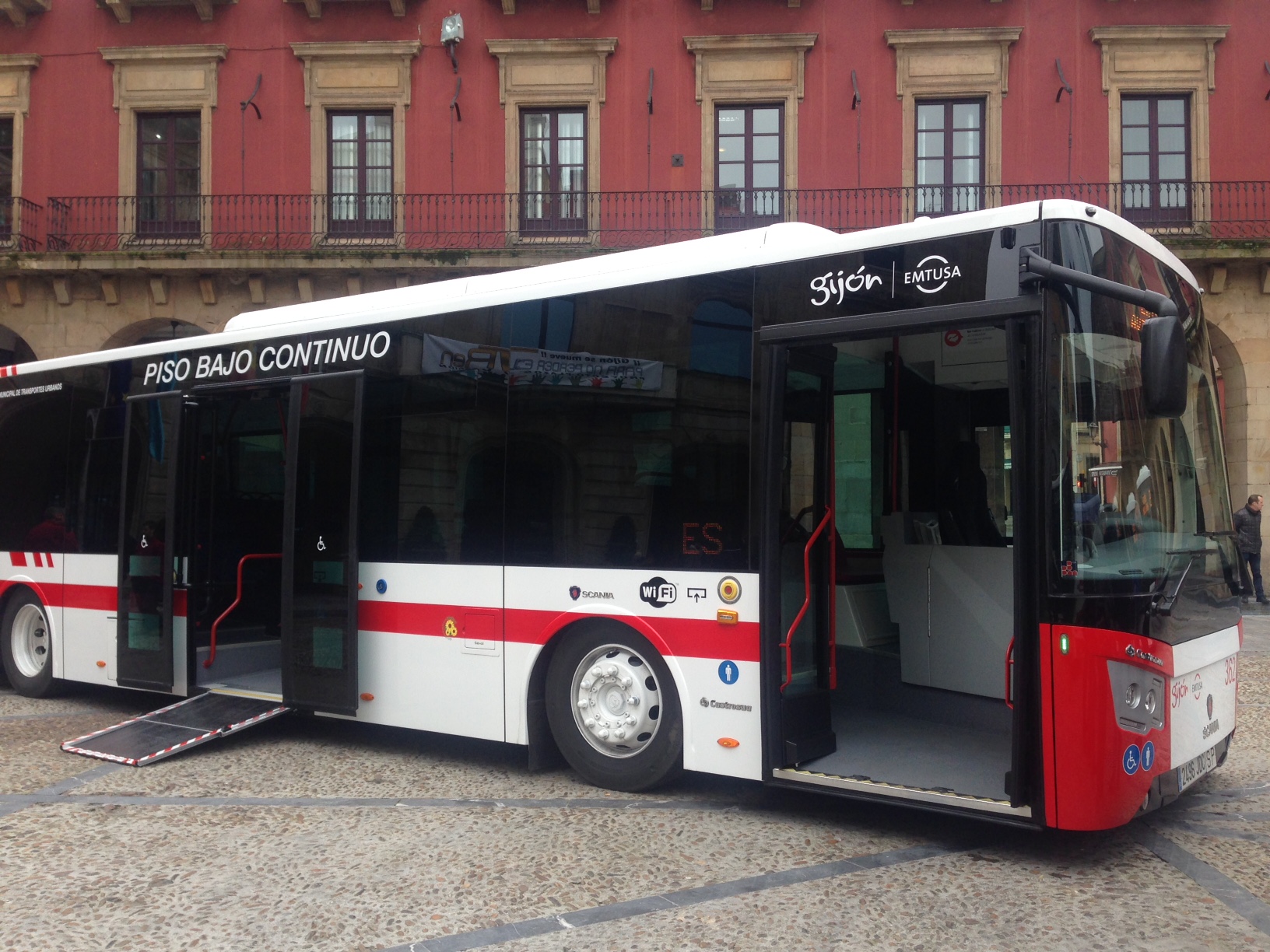 Un choque de un autobús urbano en Gijón se salda con ocho heridos 2