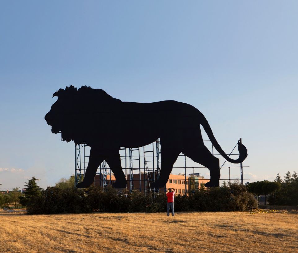 El 'Rey León' destrona al Toro de Osborne en el horizonte español 1