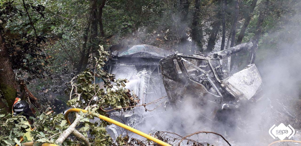 Fallece al caer por un desnivel de unos 25 metros con un camión y arder 1