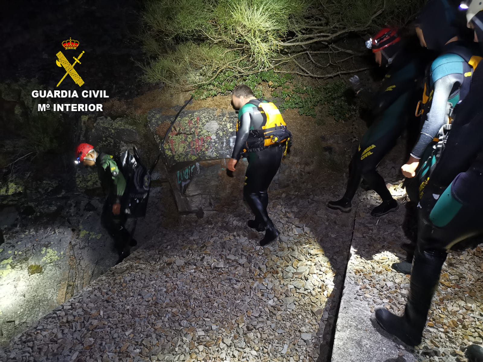 La Guardia Civil rescata a dos senderistas enriscados en la zona del pantano de San Facundo (Torre del Bierzo) 1