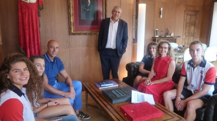 El alcalde de León recibe a las jovenes promesas leonesas de natación (Personalizado)