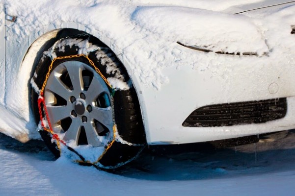 cadenas ruedas coche nieve frio