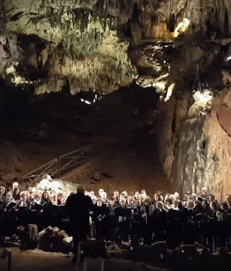 himno de León cuevas de Valporquero