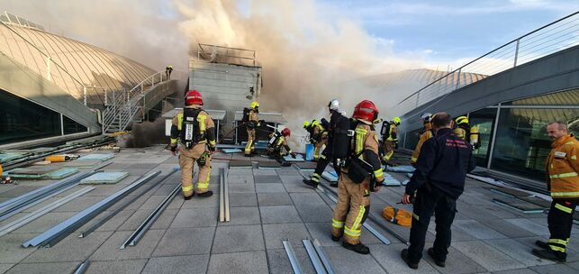 Caos en el aeropuerto de Alicante por un incendio 1