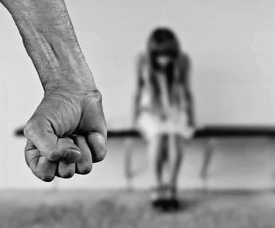denuncian hombre maltrato pareja hija