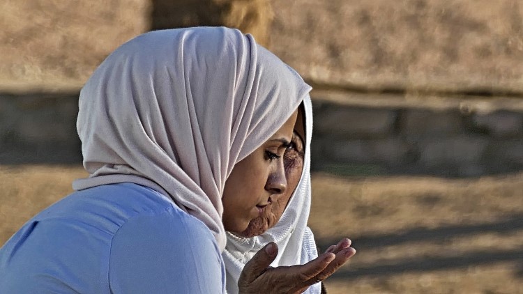 Denuncia que ha sido expulsada de su centro de prácticas por llevar hiyab