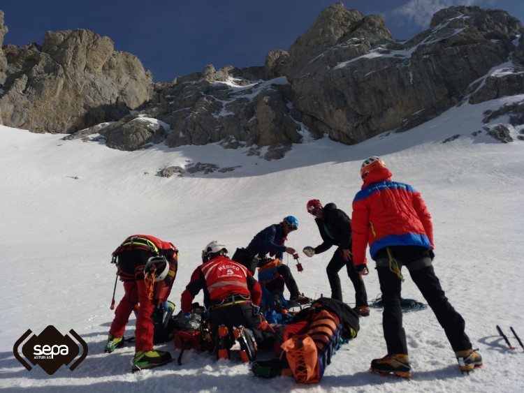 rescate en las cuevas del hielo cabrales