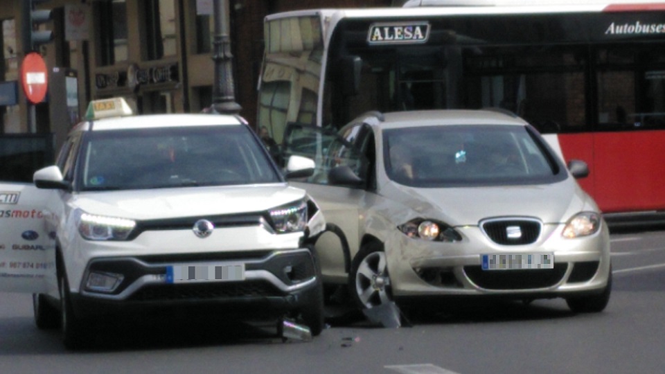 Accidente entre dos coches en la Plaza de Santo Domingo