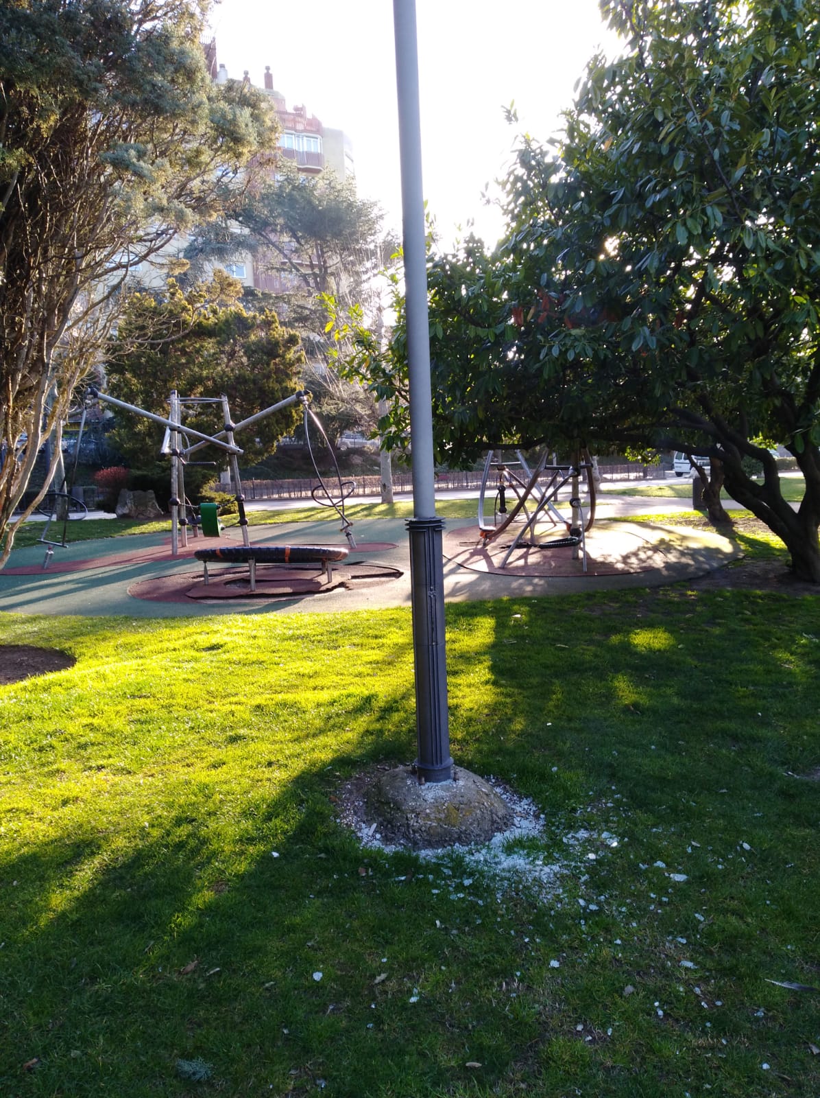 Vandalismo y destrozos en el Paseo Papalaguinda de León