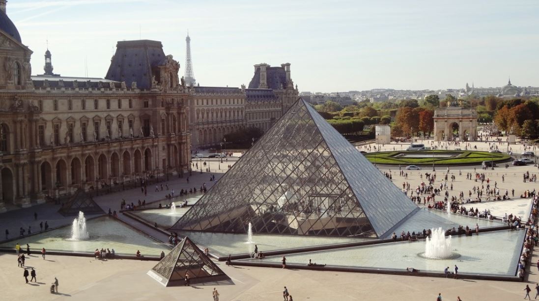 Louvre de París durante el coronavirus