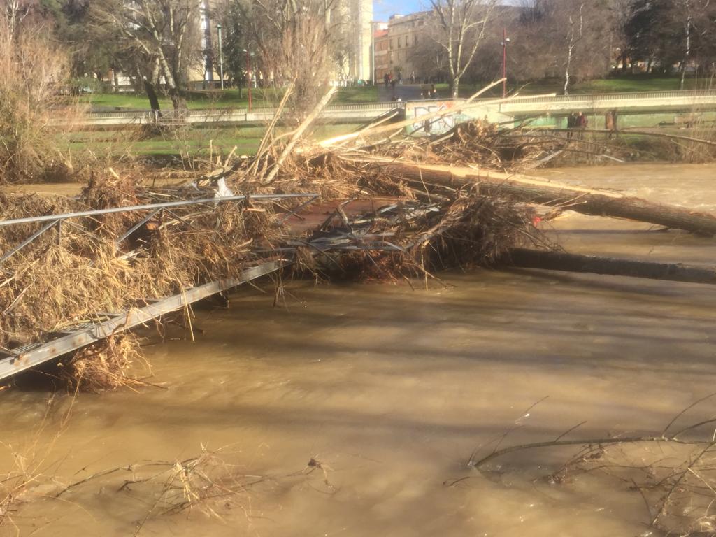 Empiezan los arreglos de las pasarelas del Río Bernesga