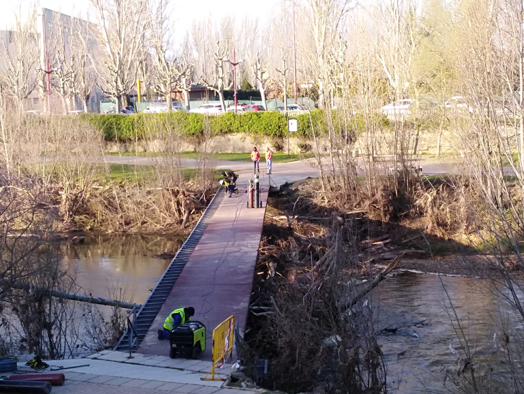 Empiezan los arreglos de las pasarelas del Río Bernesga