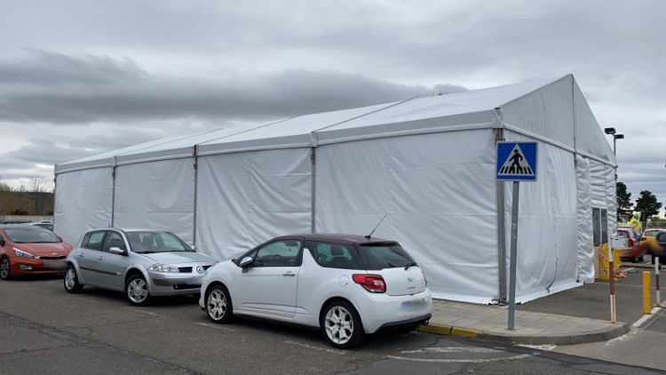 carpas de triaje en el hospital de León