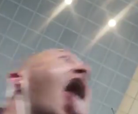 Este es el vídeo de cómo el hombre, en un aeropuerto, se quita la mascarilla y tose en la cara a una empleada.