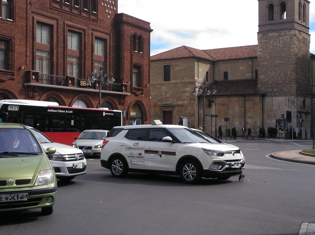 Accidente entre dos coches en la Plaza de Santo Domingo