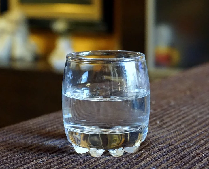 RETO SIMPÁTICO| Una escoba, un vaso de agua y... eficacia asegurada