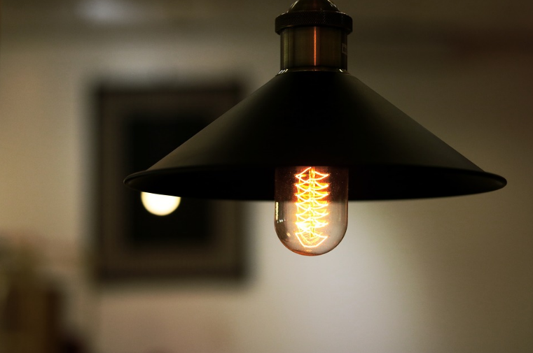 Una compañía eléctrica pagará los servicios de luz a sus proveedores