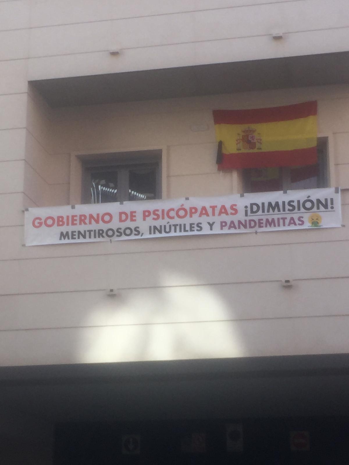 La implacable pancarta en una terraza en el centro de León