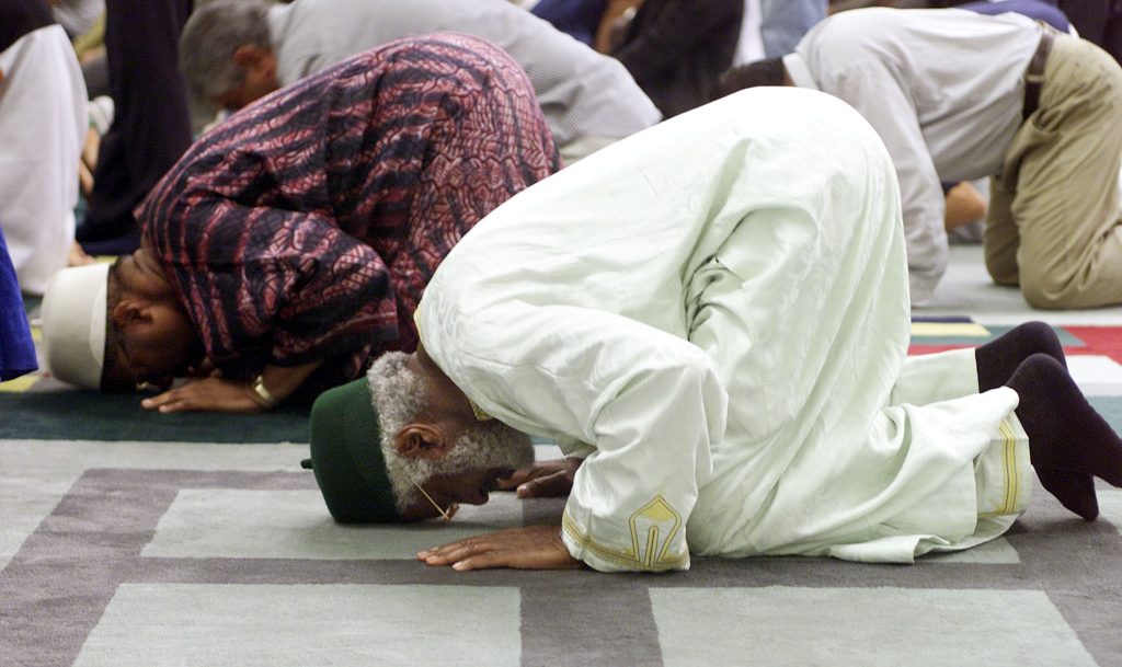 Los musulmanes podrán rezar en la vía pública a pesar del confinamiento
