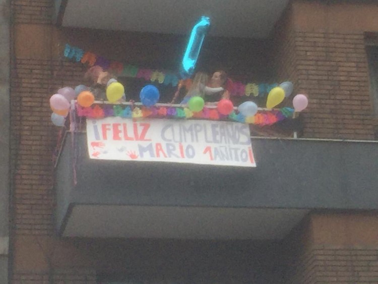 Cumpleaños feliz a un niño de león