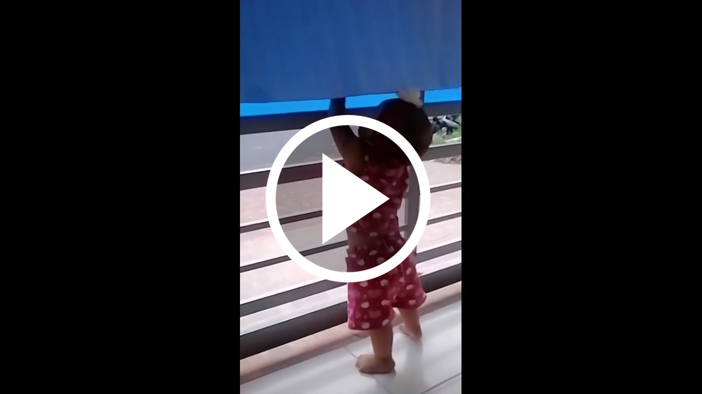 niña grita socorro desde el balcón porque su padre no la deja salir al parque