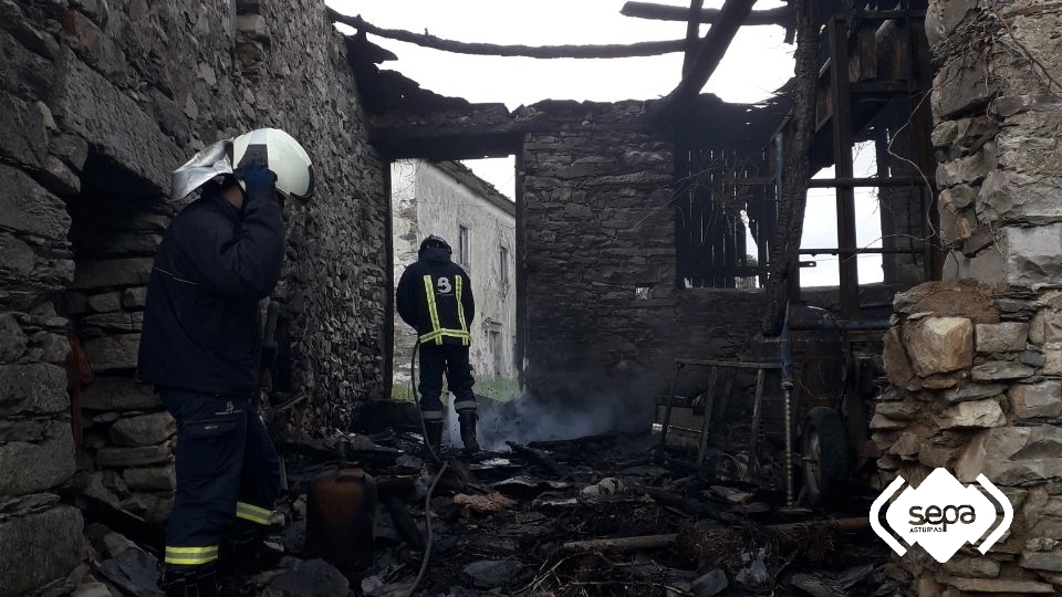 Extinguido un incendio urbano en la localidad de Valdés