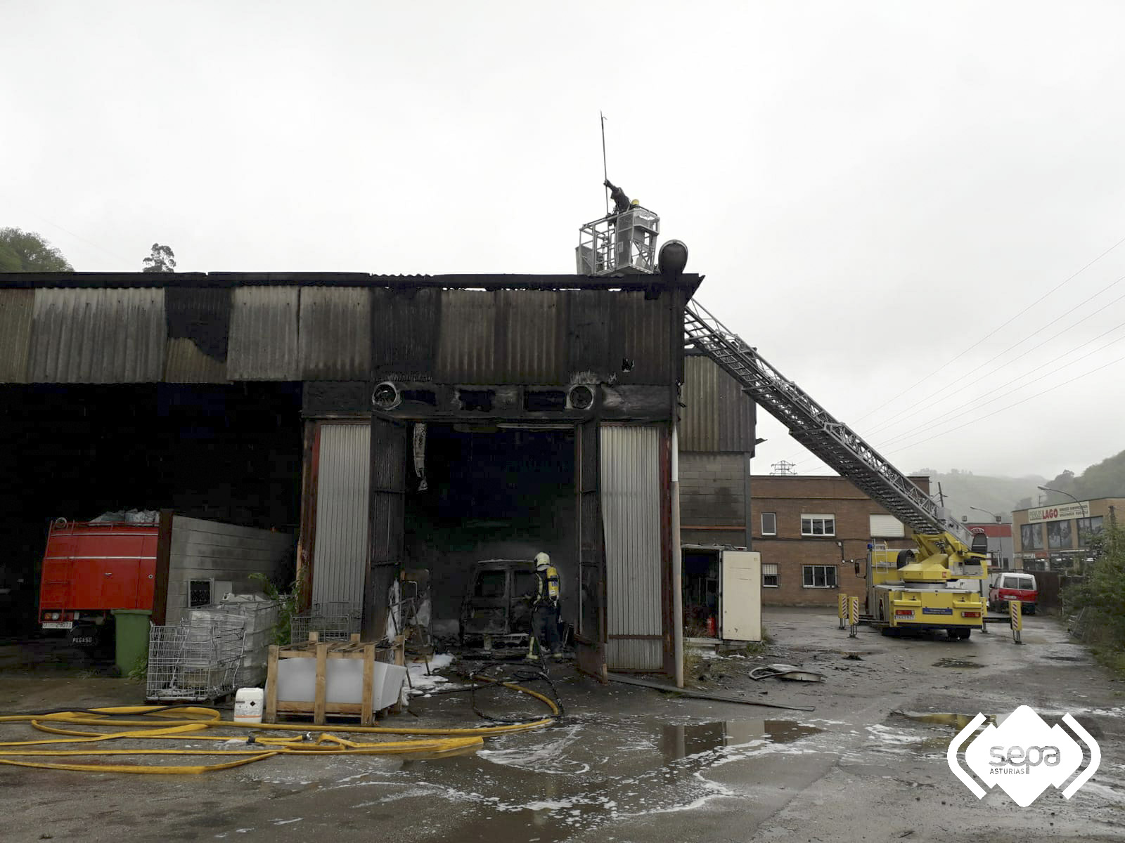 Los Bomberos extinguen un incendio en una nave industrial