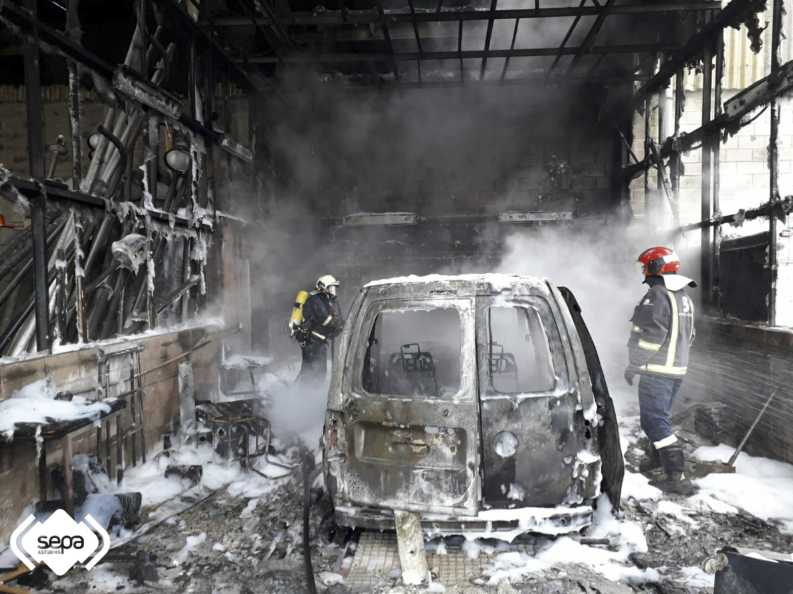 Los Bomberos extinguen un incendio en una nave industrial