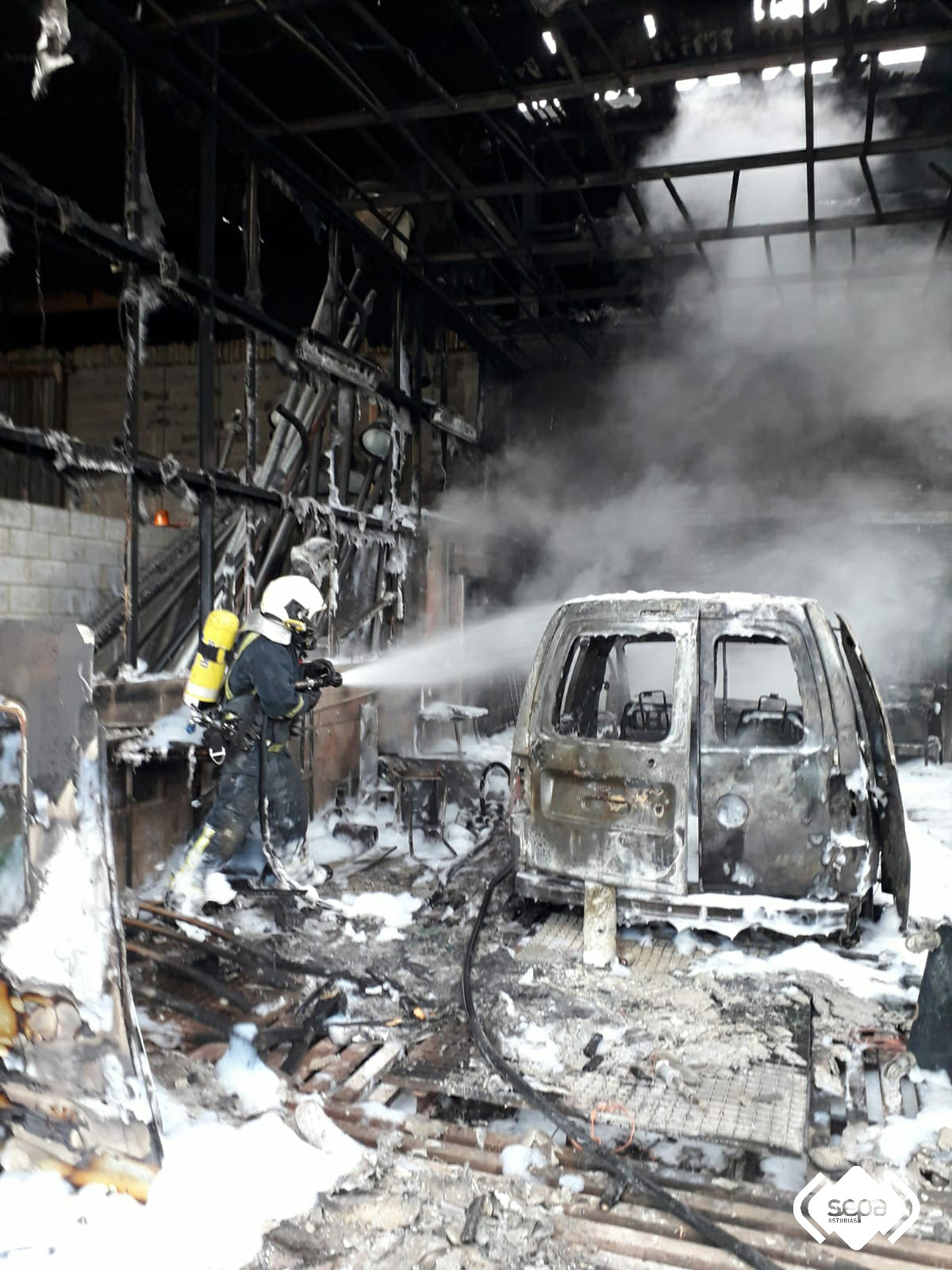 Los Bomberos extinguen un incendio en una nave industrial