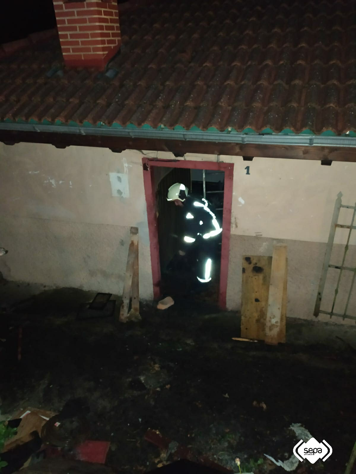 Los bombero sofocan un incendio urbano provocado en un domicilio