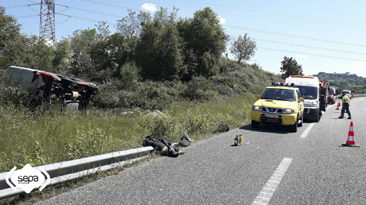Aparatoso accidente de tráfico con dos heridos de diferente consideración