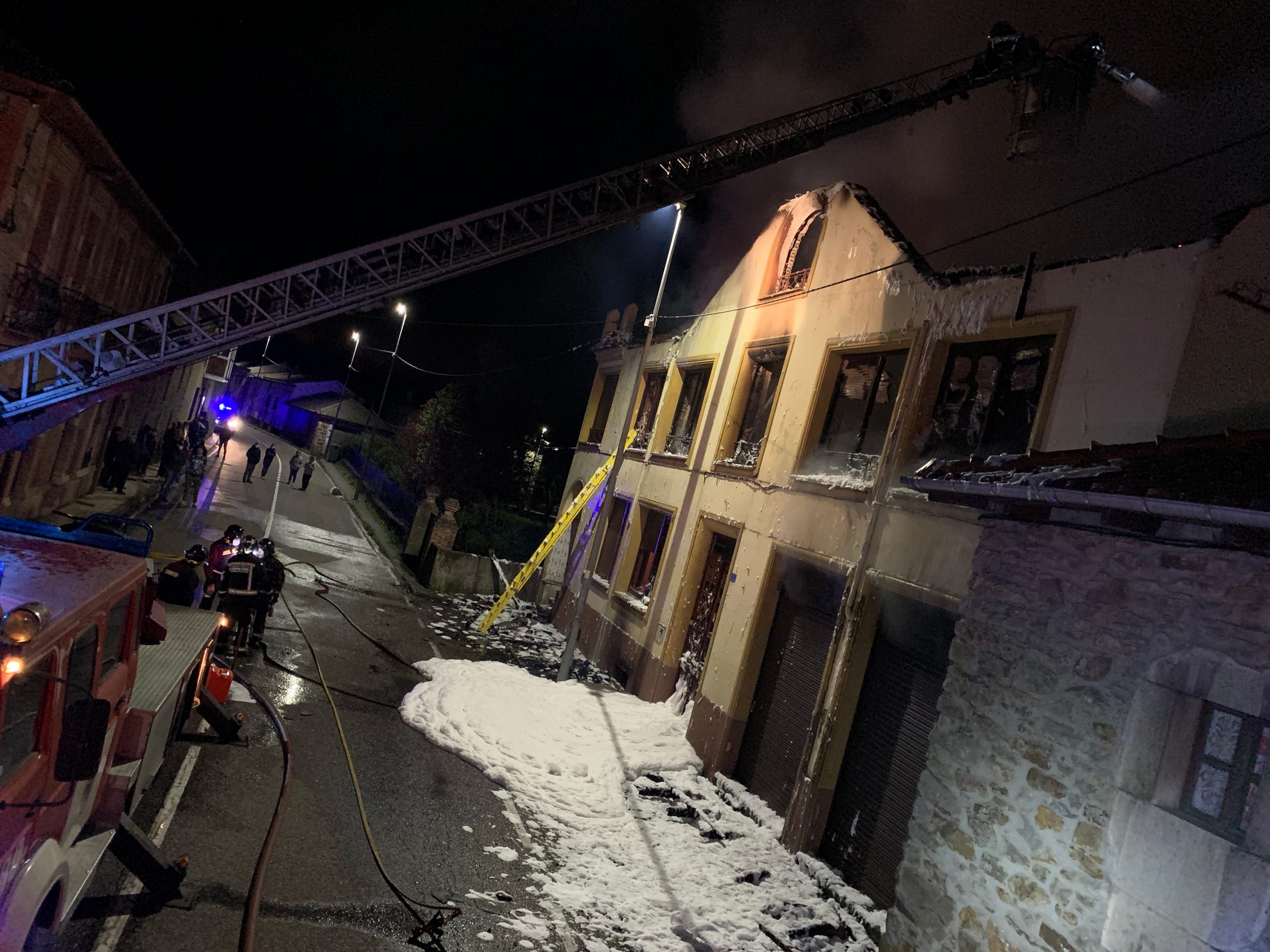 VÍDEO| Los bomberos sofocan un incendio en una vivienda a 30 km de León