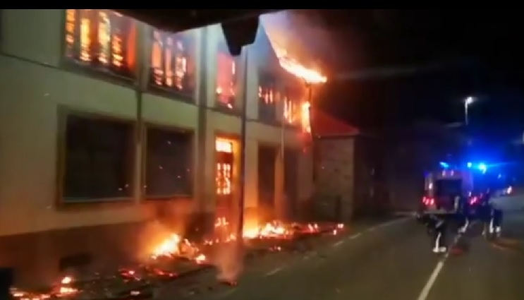 VÍDEO| Los bomberos sofocan un incendio en una vivienda a 30 km de León