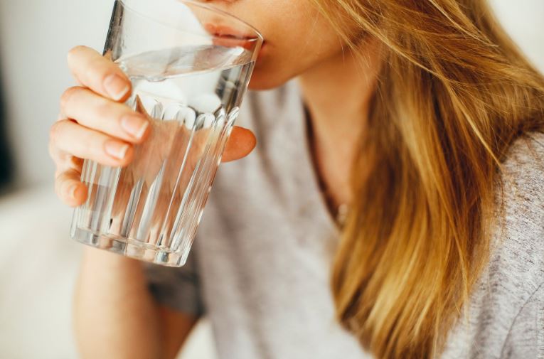 ¿Sabes cuanta agua tienes que beber al día según tu peso?