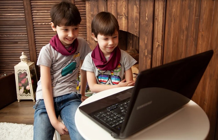 Donación de 120 ordenadores para que niños y jóvenes accedan a clases