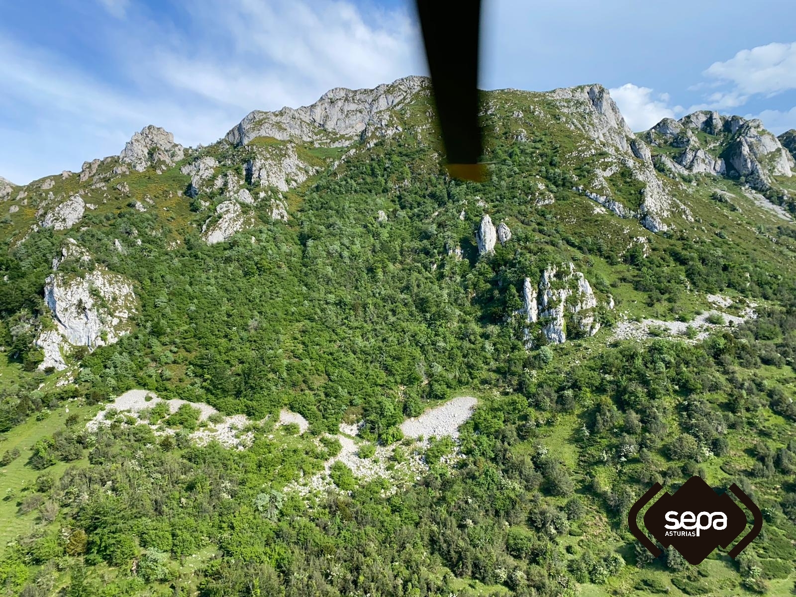 Un helicóptero medicalizado en Morcín para rescatar un varón