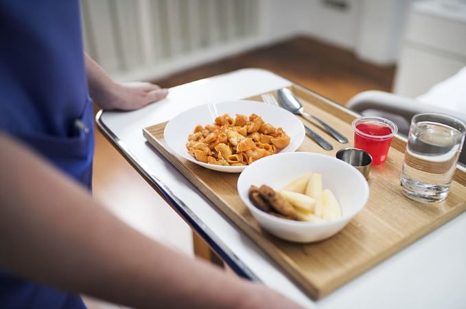 La comida en los hospitales de Cuba no llega ni a la mitad del mes