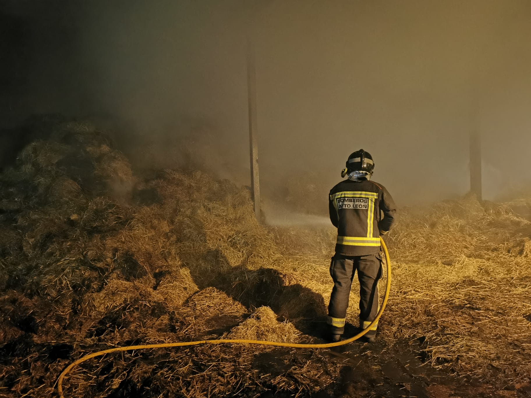 Grave incendio en una nave de paja en Cubillas de Rueda