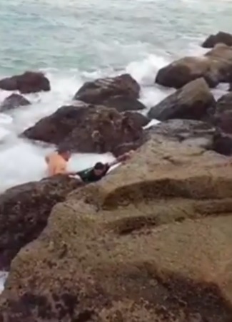 Angustioso rescate de un hombre atrapado entre las rocas