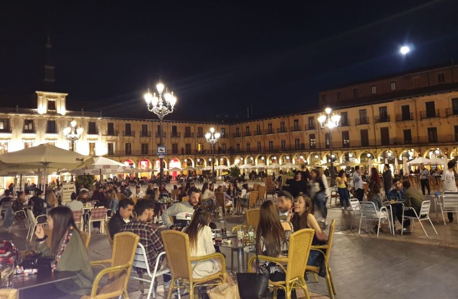Burgo Nuevo: las terrazas de León se llenan respetando el aforo
