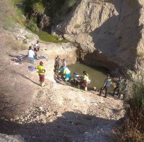 Un quad con dos ocupantes se precipitan a una poza de 12 metros