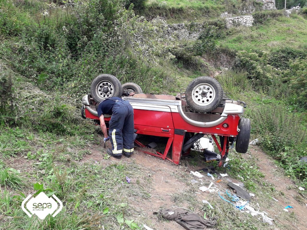 Herido muy grave al volcar su coche tras caer 20 metros por un desnivel