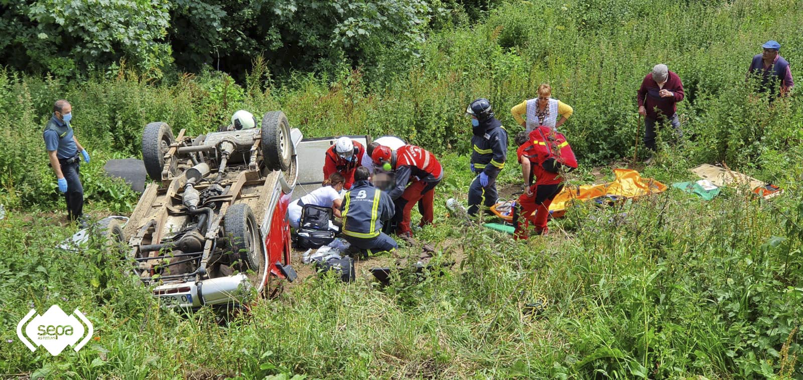 Herido muy grave al volcar su coche tras caer 20 metros por un desnivel