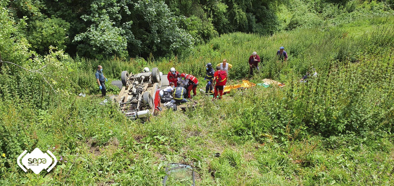 Herido muy grave al volcar su coche tras caer 20 metros por un desnivel